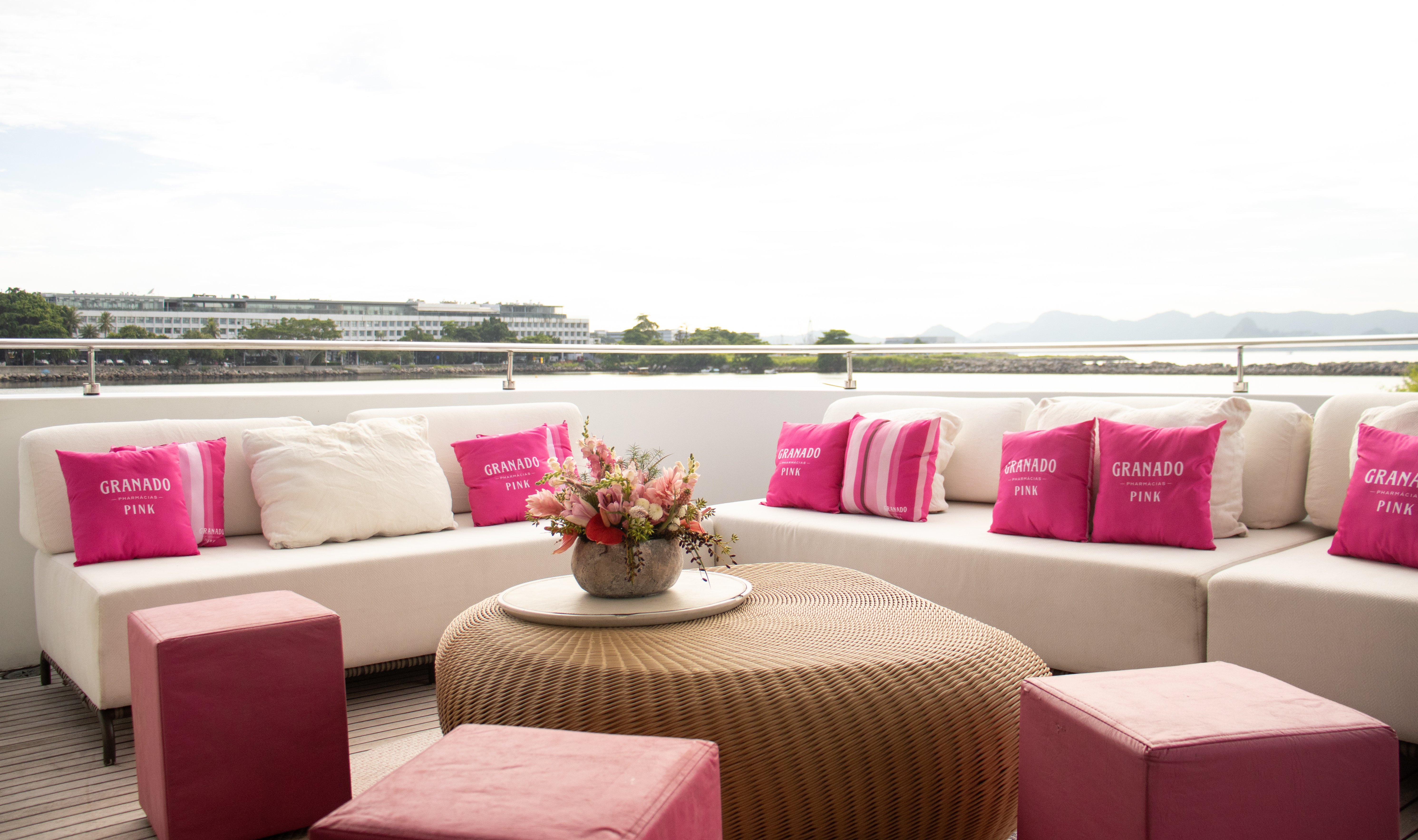 Lounge e ambiente premium a bordo